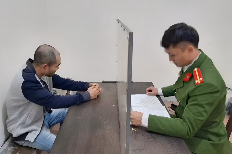 Công an lấy lời khai Trương Văn Quế. (Ảnh: CANA).