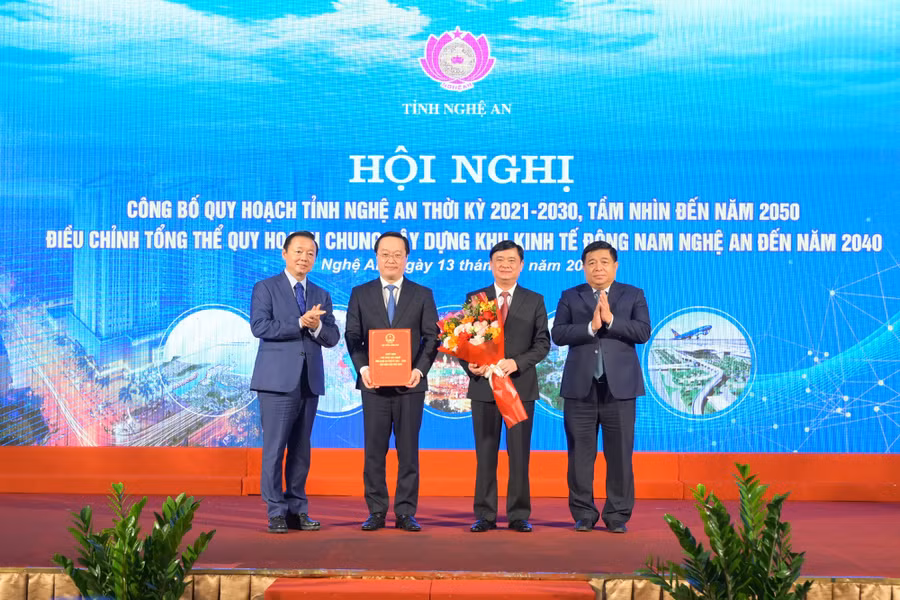 Phó Thủ tướng Trần Hồng Hà trao quyết định phê duyệt Quy hoạch tỉnh Nghệ An thời kỳ 2021-2030, tầm nhìn đến năm 2050. (Ảnh: Ban tổ chức)