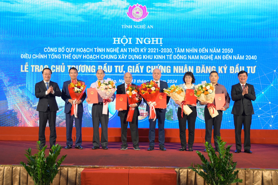 Lãnh đạo tỉnh Nghệ An trao Giấy chứng nhận đầu tư cho 6 dự án. (Ảnh: Ban tổ chức) Lãnh đạo tỉnh Nghệ An trao Giấy chứng nhận đầu tư cho 6 dự án. (Ảnh: Ban tổ chức)