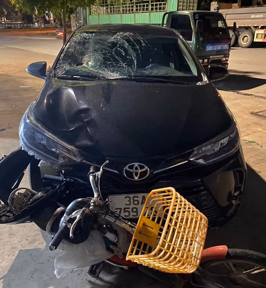 Xe ô tô kéo lê xe đạp điện của nạn nhân nhiều km. (Ảnh: NT).