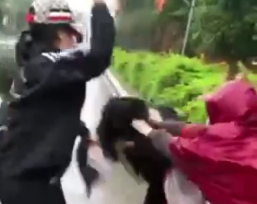 Con gái cô H.T.B. bị khởi tố trong vụ học sinh đánh hội đồng, cướp tài sản người giao hàng. (Ảnh: Cắt từ clip) Con gái cô H.T.B. bị khởi tố trong vụ học sinh đánh hội đồng, cướp tài sản người giao hàng. (Ảnh: Cắt từ clip)