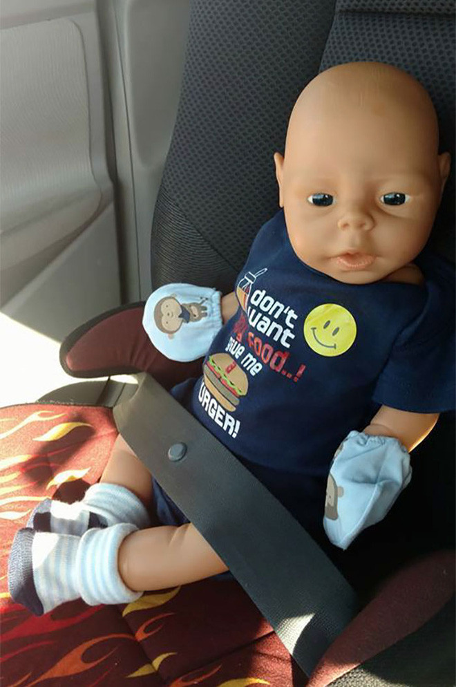 Chuyện lạ: Phía sau câu chuyện cảm động về người đàn ông bế búp bê đi mua sắm - Ảnh 4.