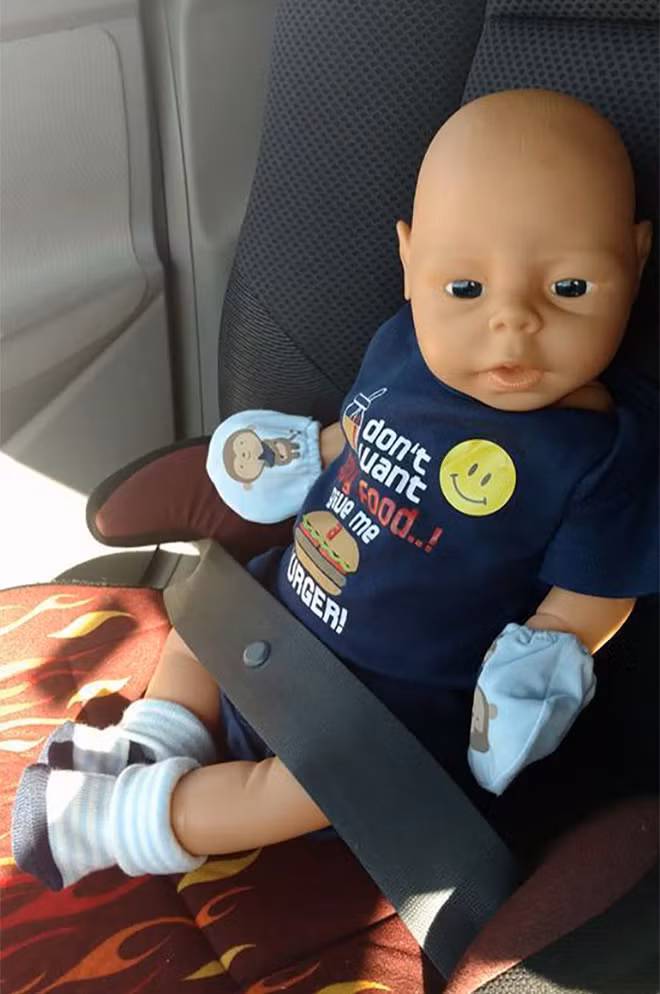 Chuyện lạ: Phía sau câu chuyện cảm động về người đàn ông bế búp bê đi mua sắm - Ảnh 4.