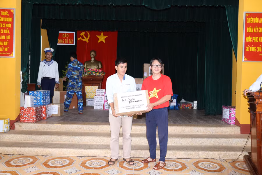 Ông Nguyễn Hà Quốc Anh - GĐ Công ty Lịch Xuân Phương Nam - trao tặng tủ sách thiếu nhi cho thầy giáo ở quần đảo Trường Sa