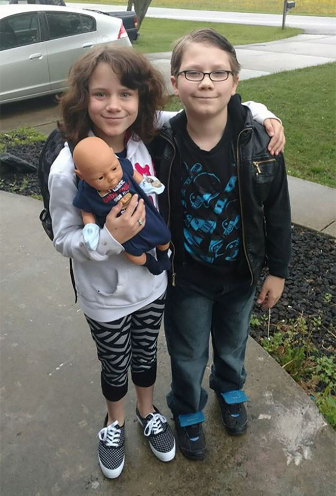 Chuyện lạ: Phía sau câu chuyện cảm động về người đàn ông bế búp bê đi mua sắm - Ảnh 3.