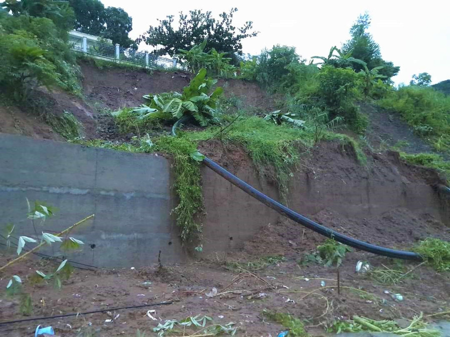 Khu vực kè bảo vệ trường THCS Nậm Cha, huyện Sìn Hồ bị sạt lở. Khu vực kè bảo vệ trường THCS Nậm Cha, huyện Sìn Hồ bị sạt lở.