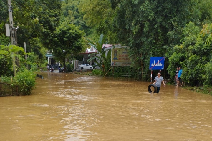 Mưa lũ gây ngập úng ở TP Lào Cai. Mưa lũ gây ngập úng ở TP Lào Cai.