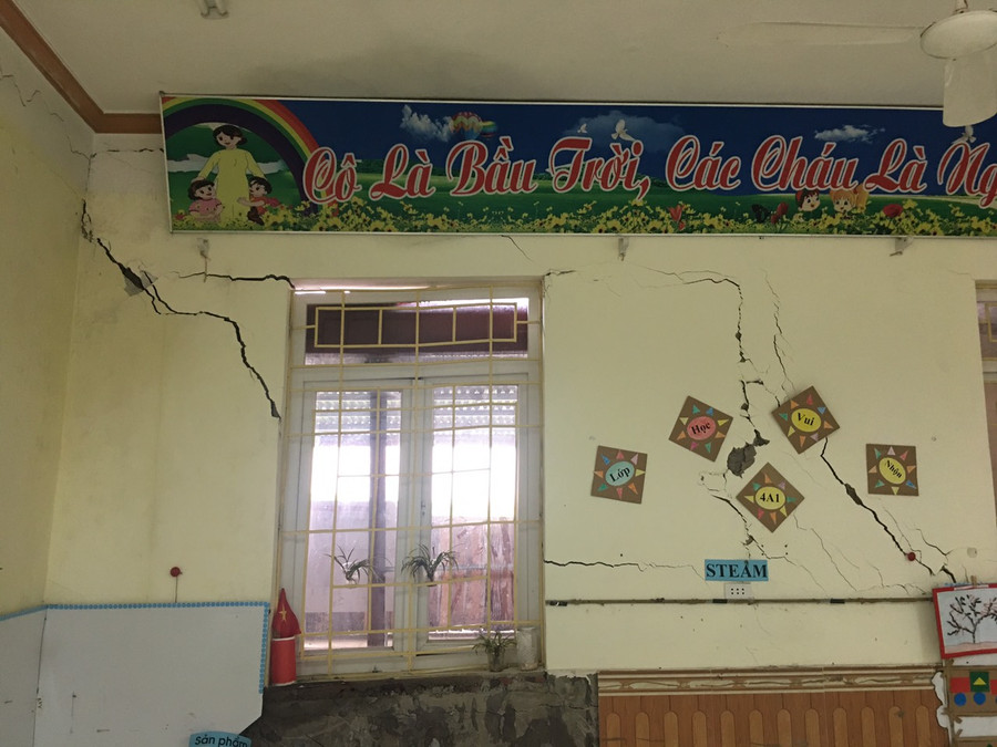 Nhiều vết nứt xuất hiện tiềm ẩn nguy cơ đổ sập. Nhiều vết nứt xuất hiện tiềm ẩn nguy cơ đổ sập.