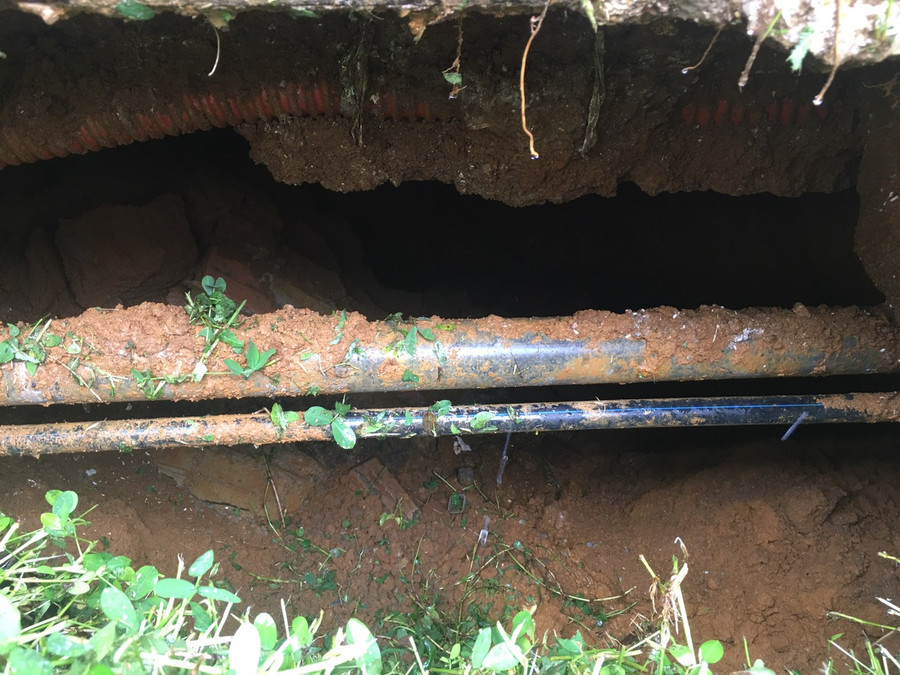 Những hố sụt lún xuất hiện sau mưa lớn tại trường Mầm non Nậm Loỏng. Những hố sụt lún xuất hiện sau mưa lớn tại trường Mầm non Nậm Loỏng.