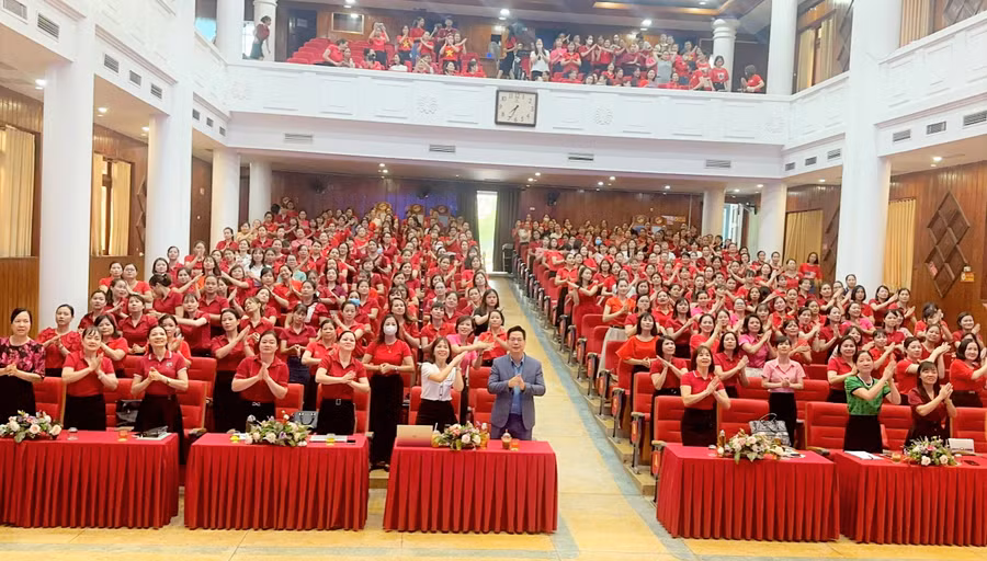 Gần 500 giáo viên tham dự chuyên đề “Xây dựng trường học hạnh phúc”.