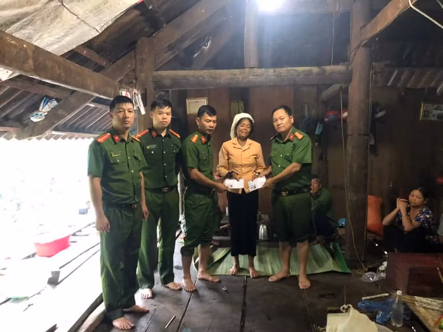 Công an huyện Than Uyên hỗ trợ gia đình người bị nạn ở xã Tà Mung.