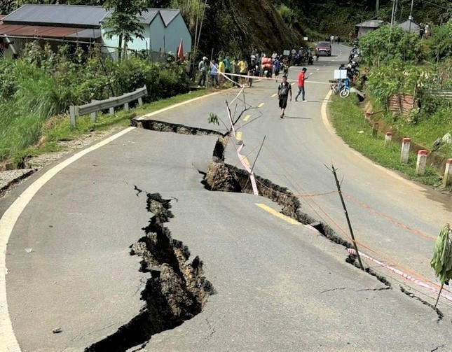 Phân luồng giao thông ở xã Hồng Thu, huyện Sìn Hồ. Phân luồng giao thông ở xã Hồng Thu, huyện Sìn Hồ.