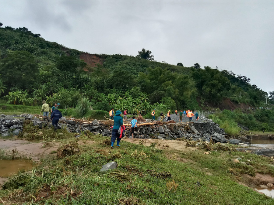 Lực lượng chức năng huy động người và phương tiện tìm kiếm nạn nhân bị mất tích. Lực lượng chức năng huy động người và phương tiện tìm kiếm nạn nhân bị mất tích.