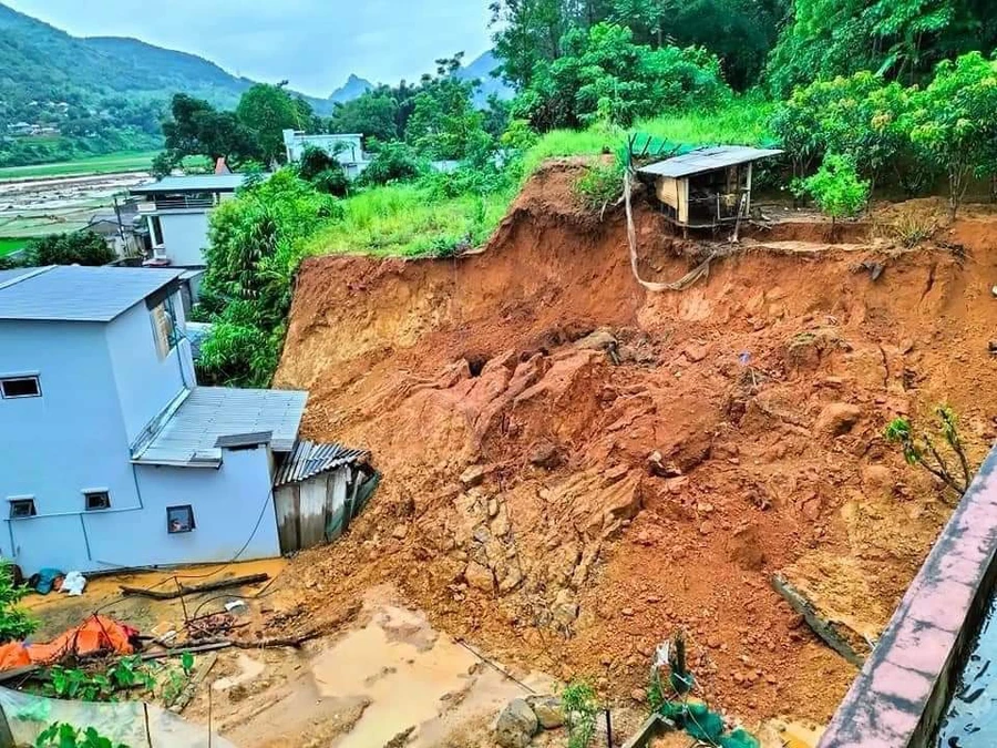 Mưa lớn gây sạt lở đất tại huyện Than Uyên.