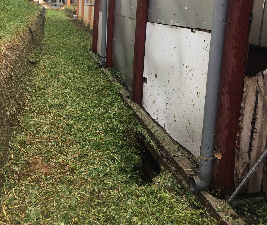 Những hố sụt lún xuất hiện sau mưa lớn tại trường Mầm non Nậm Loỏng. Những hố sụt lún xuất hiện sau mưa lớn tại trường Mầm non Nậm Loỏng.