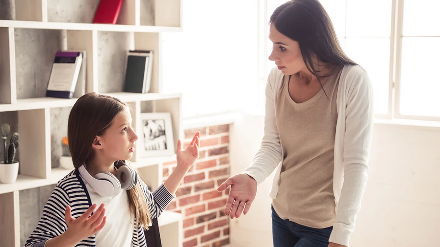 Hầu hết các bậc cha mẹ đều đồng ý rằng nhiệm vụ của họ là đảm bảo con mình cư xử phù hợp trên mạng. (Ảnh: ITN).