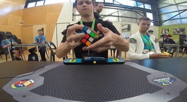 Kỷ lục về tốc độ giải khối rubik nhanh nhất thế giới vừa bị phá vỡ ảnh 1 Feliks Zemdegs chỉ có 10 giây để ghi nhận vị trí các khối màu trên rubik trước khi bắt đầu tính giờ để xếp lại khối rubik này