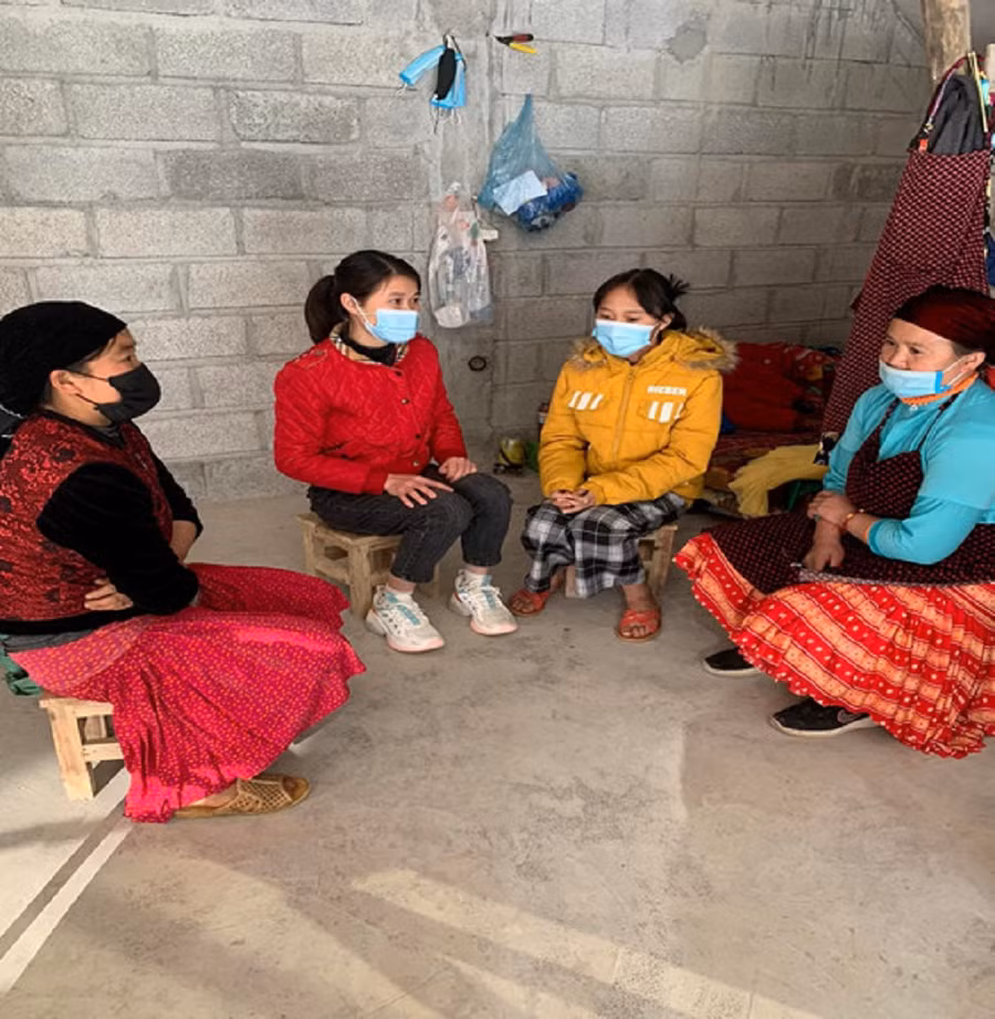 Cô giáo Trần Thị Khánh Hòa đóng vai trò là “cán bộ dân vận” để vận động học sinh đến lớp.