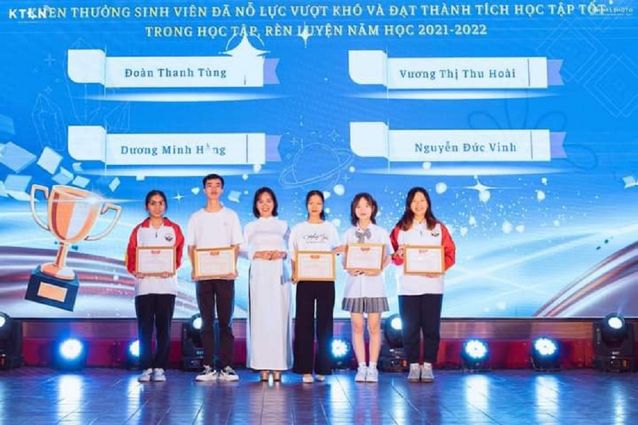 Không chỉ có thành tích học tập tốt, Nam còn tích cực tham gia các hoạt động phong trào. Không chỉ có thành tích học tập tốt, Nam còn tích cực tham gia các hoạt động phong trào.