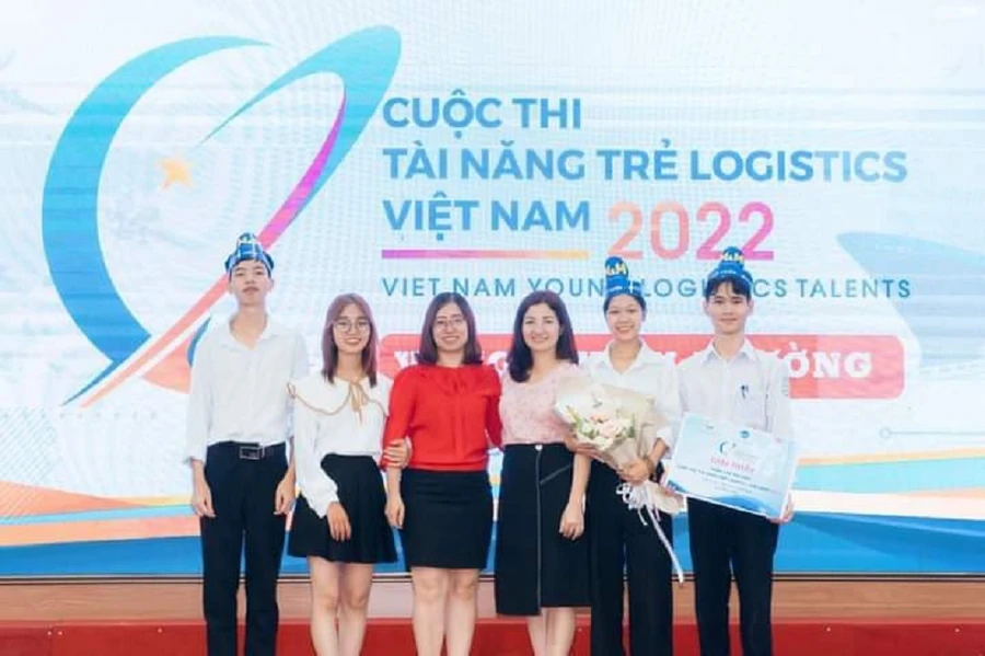 Nông Văn Nam (ngoài cùng từ trái sang) sinh viên người dân tộc Tày xuất sắc giành học bổng Hessen.