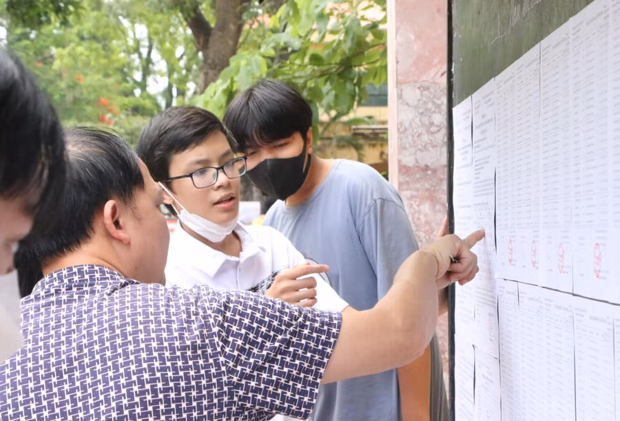 Nhiều thí sinh đỗ vào lớp 10 Trường THPT Hoài Đức B đã đến trường làm thủ tục xác nhận nhập học trong chiều 10/7.