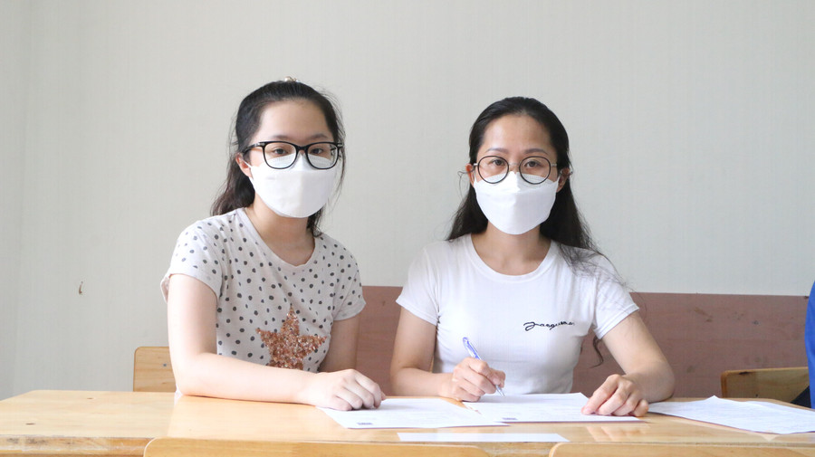 Nữ sinh này (bìa trái) được mẹ trực tiếp đưa đến Trường THPT Trương Định làm thủ tục nhập học trong chiều 10/7. Nữ sinh này (bìa trái) được mẹ trực tiếp đưa đến Trường THPT Trương Định làm thủ tục nhập học trong chiều 10/7.