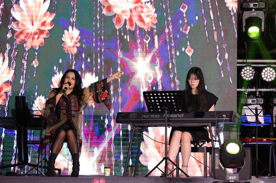 Cô bé Bùi Việt Hà đã đệm đàn piano cho mẹ là ca sĩ Thanh Lam bài hát "Lời cảm ơn của con" rất ý nghĩa để gửi tới các y bác sĩ lời tri ân sâu sắc. Cô bé Bùi Việt Hà đã đệm đàn piano cho mẹ là ca sĩ Thanh Lam bài hát "Lời cảm ơn của con" rất ý nghĩa để gửi tới các y bác sĩ lời tri ân sâu sắc.