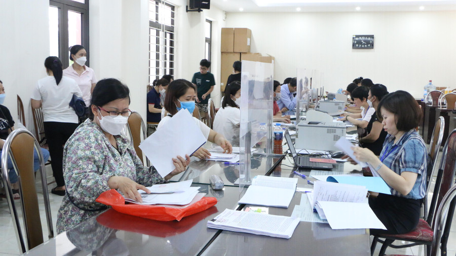 Theo thống kê, trong chiều 10/7 đã có khoảng 200 học sinh đã tới trường THPT Trương Định làm thủ tục xác nhận nhập học. Theo thống kê, trong chiều 10/7 đã có khoảng 200 học sinh đã tới trường THPT Trương Định làm thủ tục xác nhận nhập học.