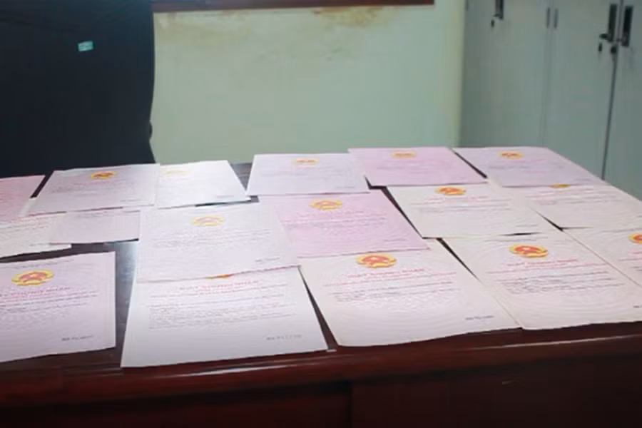 Giấy chứng nhận quyền sử dụng đất Nguyễn Thị Vân Anh nhận làm cho các bị hại.