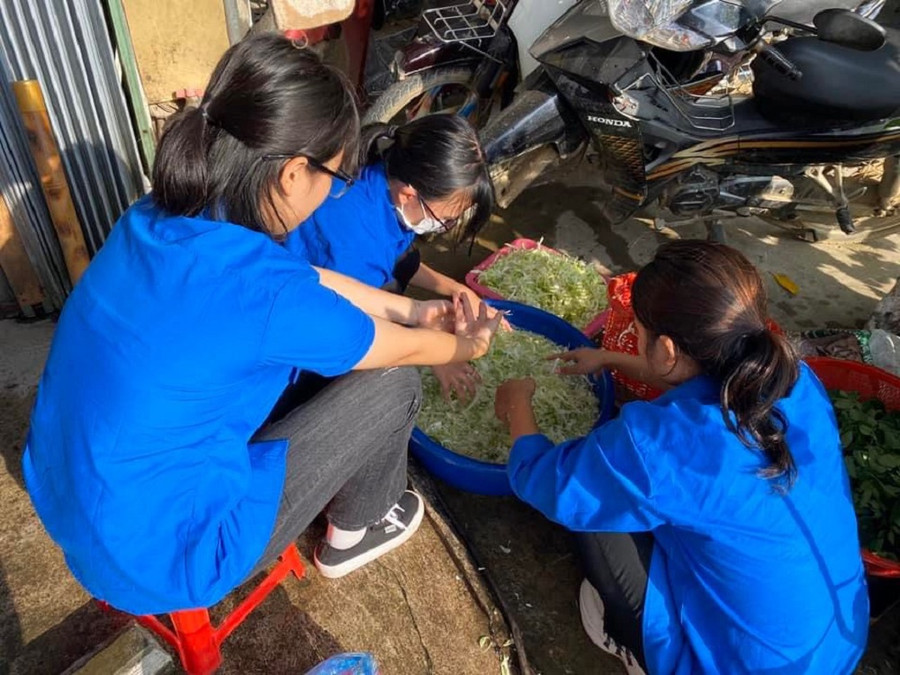 Đoàn viên thanh niên tham gia hỗ trợ nấu ăn trưa miễn phí cho thí sinh,