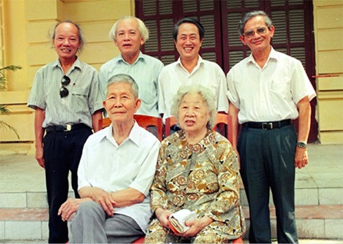 Tứ trụ sử học Việt Nam đương đại từ trái qua GS Trần Quốc Vượng, GS Đinh Xuân Lâm, GS Hà Văn Tấn và GS Phan Huy Lê với ông bà GS Trần Văn Giàu. Ảnh chụp năm 1996 do GS Lê cung cấp. Tứ trụ sử học Việt Nam đương đại từ trái qua GS Trần Quốc Vượng, GS Đinh Xuân Lâm, GS Hà Văn Tấn và GS Phan Huy Lê với ông bà GS Trần Văn Giàu. Ảnh chụp năm 1996 do GS Lê cung cấp.