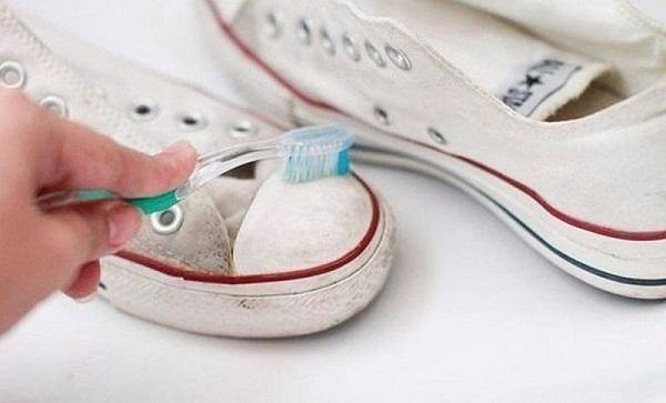 Cách giặt giày vải vừa nhanh vừa sạch, giày vẫn bền đẹp như mới ảnh 1 Cách giặt giày vải vừa nhanh vừa sạch, giày vẫn bền đẹp như mới ảnh 1