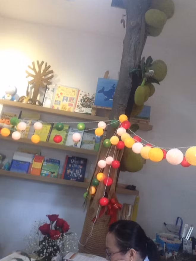 Nhân viên vẫn làm việc bình thường bên cây mít sai trĩu quả