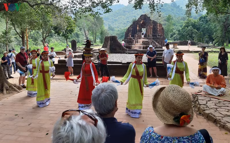 Biểu diễn văn hóa Chăm phục vụ du khách