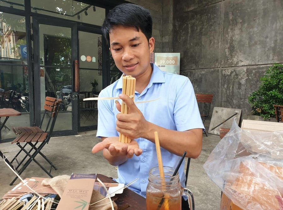 Gắn bó với cây tre, cây trúc đã lâu, Mão mở rộng hướng kinh doanh sang sản phẩm ống hút tre thân thiện với môi trường. Chàng trai khởi nghiệp kiếm tiền tỷ năm nào cũng đi thi đại học