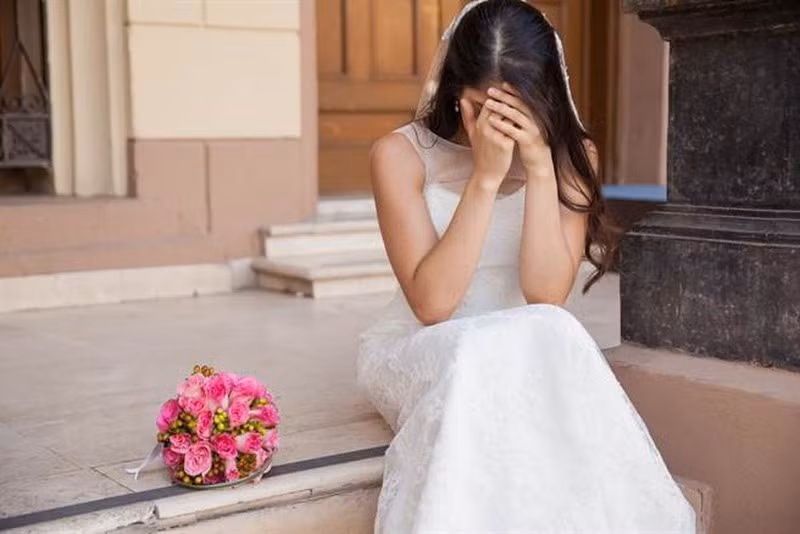 Mặc váy cưới vào phòng tân hôn, tái mặt khi thấy bức ảnh to tướng anh treo trên đầu giường-1