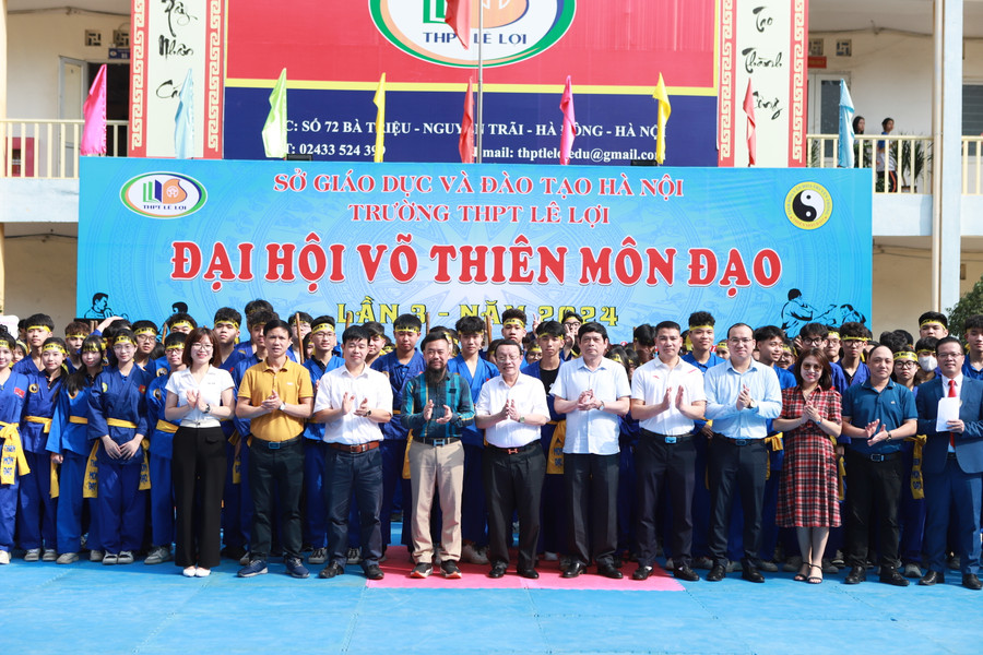Ban tổ chức và các em học sinh cùng lưu lại khoảnh khắc đáng nhớ tại chương trình. Ban tổ chức và các em học sinh cùng lưu lại khoảnh khắc đáng nhớ tại chương trình.