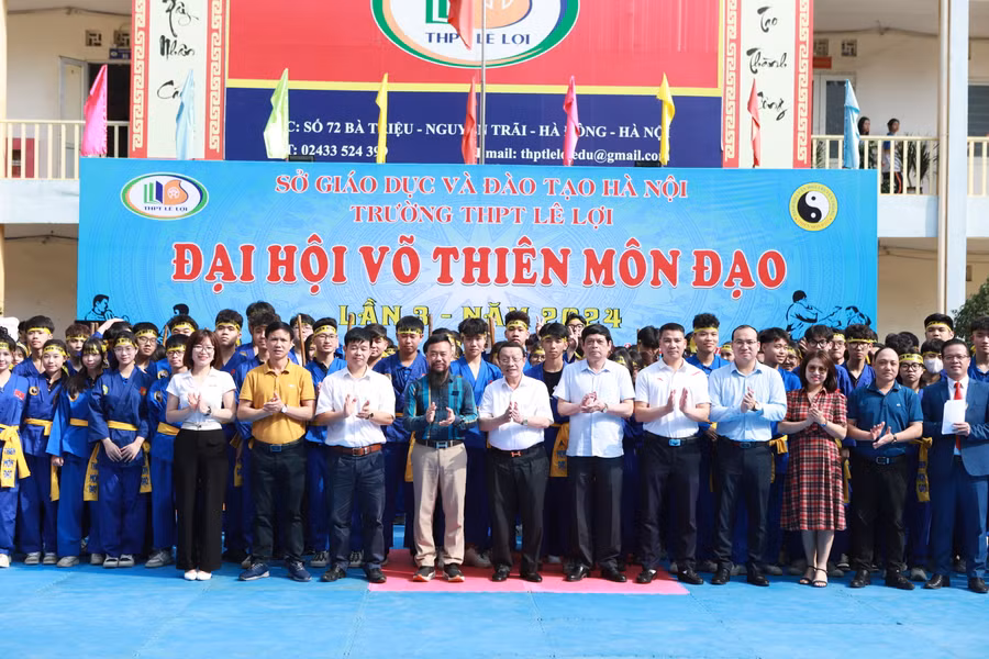 Ban tổ chức và các em học sinh cùng lưu lại khoảnh khắc đáng nhớ tại chương trình.