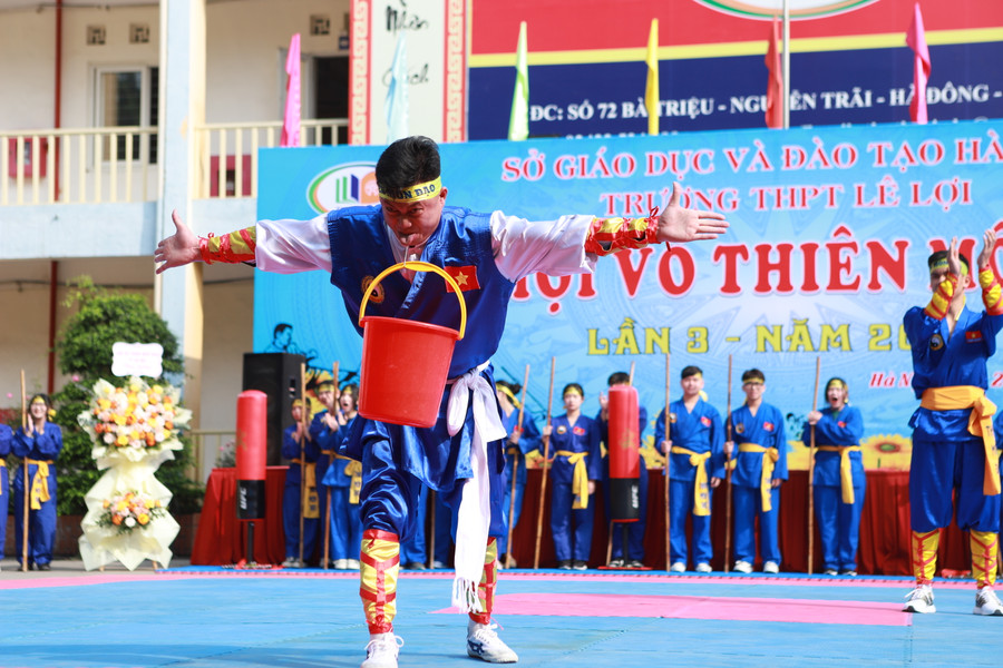 Tại đây, học sinh được xem những tiết mục biểu diễn như dùng lưỡi nâng xô nước, dùng cơ bụng kéo xe ô tô nặng hơn 1 tấn của các võ sư chuyên nghiệp. Tại đây, học sinh được xem những tiết mục biểu diễn như dùng lưỡi nâng xô nước, dùng cơ bụng kéo xe ô tô nặng hơn 1 tấn của các võ sư chuyên nghiệp.