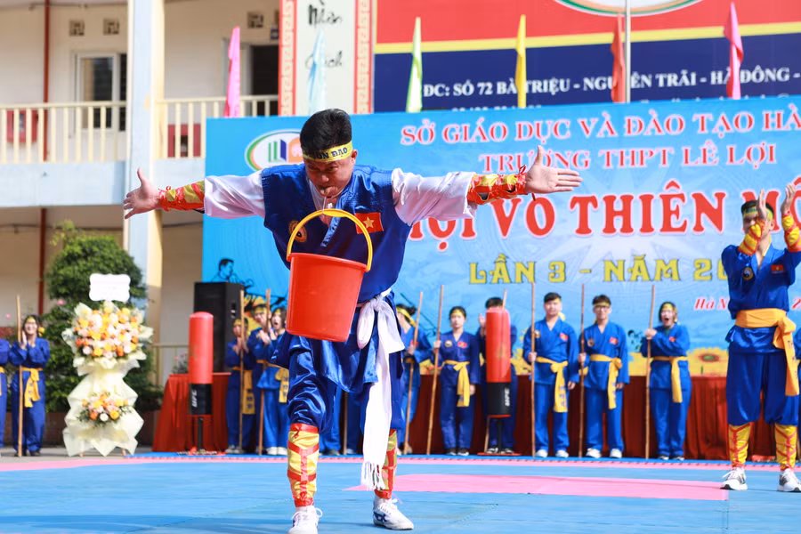 Tại đây, học sinh được xem những tiết mục biểu diễn như dùng lưỡi nâng xô nước, dùng cơ bụng kéo xe ô tô nặng hơn 1 tấn của các võ sư chuyên nghiệp.