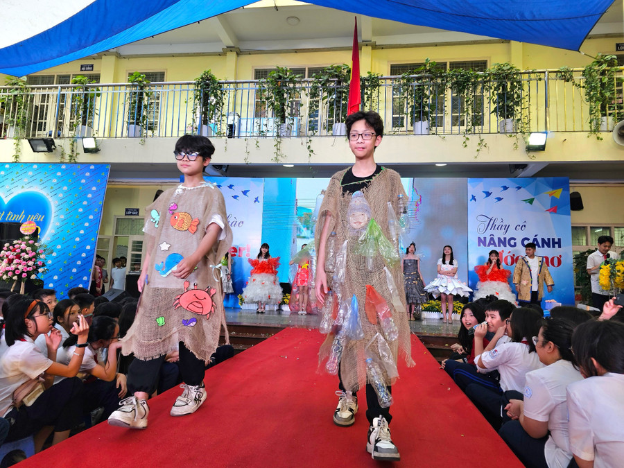Những bộ trang phục tái chế do học sinh khối 6, 7 trình diễn với thông điệp bảo vệ môi trường. Những bộ trang phục tái chế do học sinh khối 6, 7 trình diễn với thông điệp bảo vệ môi trường.
