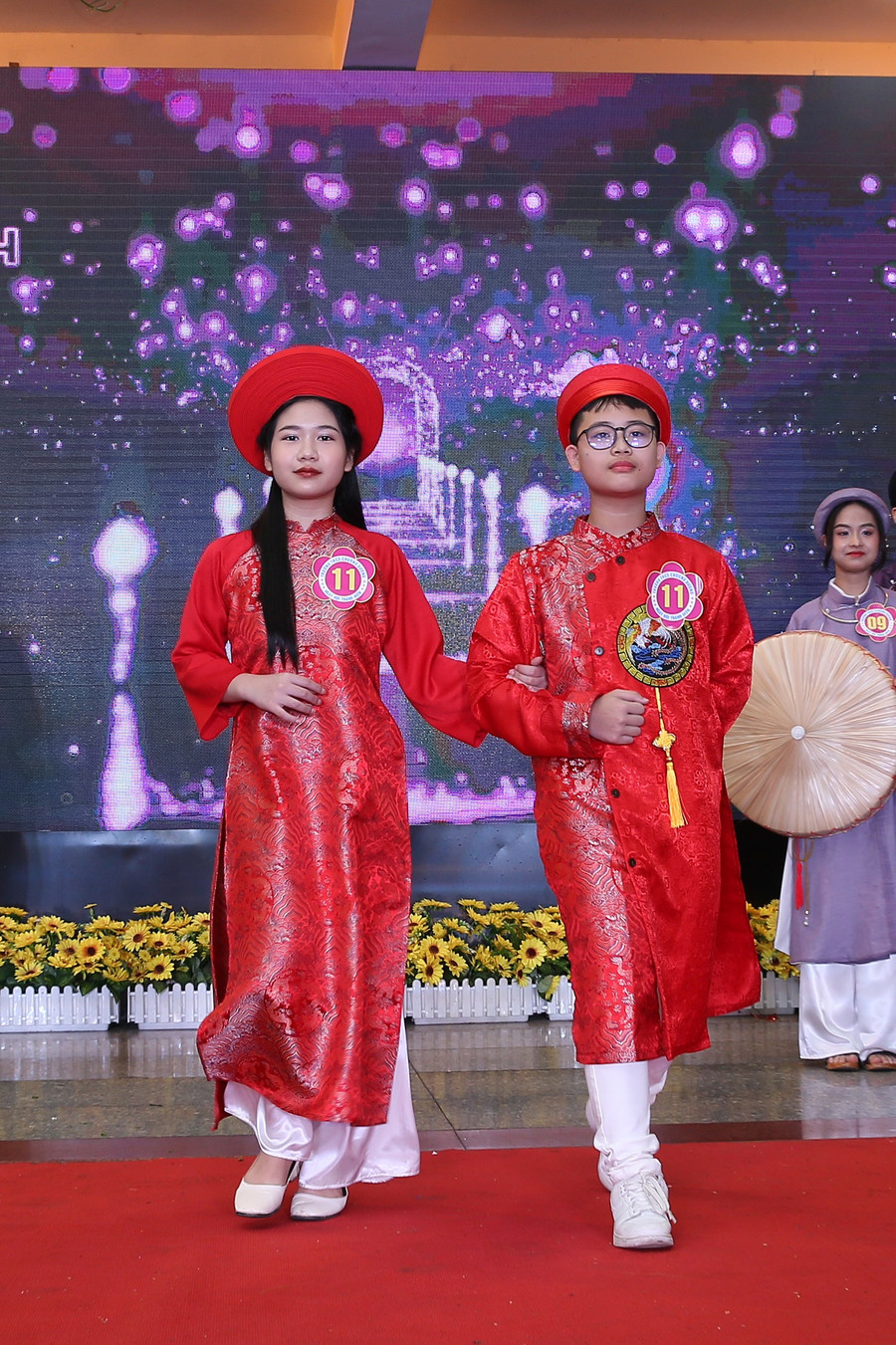 Một trong các cặp thí sinh tham dự phần thi Học sinh thanh lịch. Một trong các cặp thí sinh tham dự phần thi Học sinh thanh lịch.