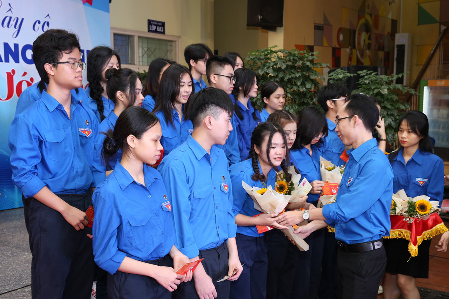 Các em học sinh ưu tú vinh dự được kết nạp Đoàn viên đúng dịp kỷ niệm 93 năm ngày thành lập Đoàn. Các em học sinh ưu tú vinh dự được kết nạp Đoàn viên đúng dịp kỷ niệm 93 năm ngày thành lập Đoàn.