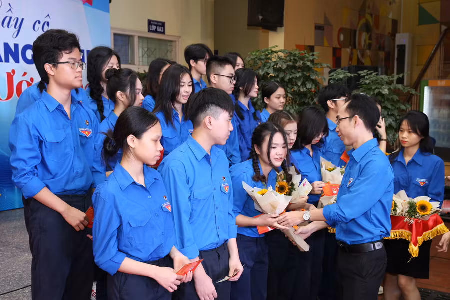 Các em học sinh ưu tú vinh dự được kết nạp Đoàn viên đúng dịp kỷ niệm 93 năm ngày thành lập Đoàn.