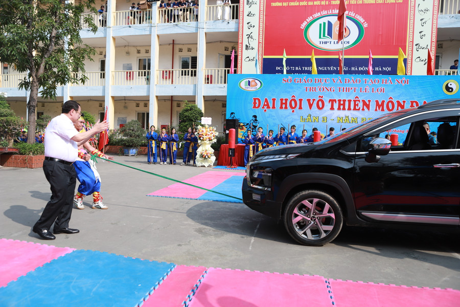 Nếu không được tập luyện bài bản, học sinh tuyệt đối không được tự tiện làm theo. Nếu không được tập luyện bài bản, học sinh tuyệt đối không được tự tiện làm theo.