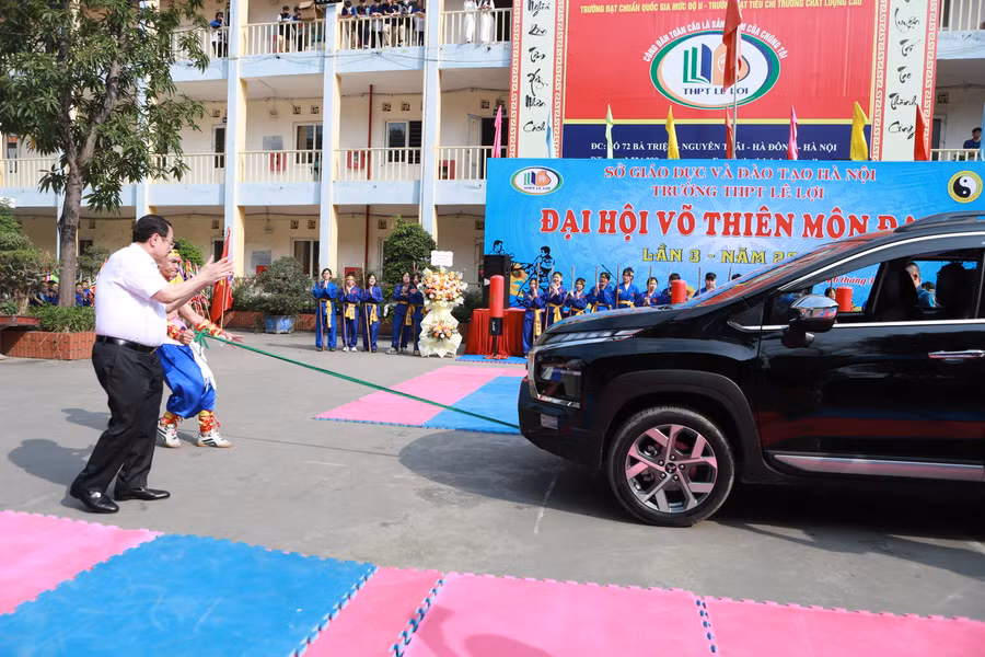 Nếu không được tập luyện bài bản, học sinh tuyệt đối không được tự tiện làm theo.