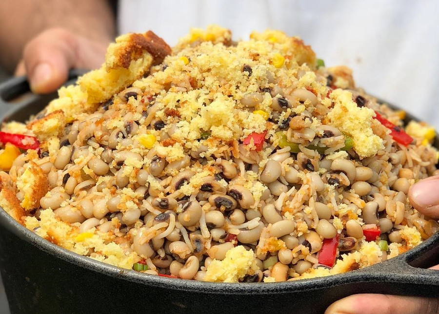 Hoppin John (Nam Mỹ):Mặc dùcó nguồn gốc từ châu Phi và Tây Ấn, Hoppin John luôn có mặt trong mọi bàn tiệc vào dịp đầu năm mới ở miền Nam nước Mỹ. Nhiều ý kiến cho rằng món ăn này có thể được những người nô lệ mang vào Bắc Mỹ. Món ăn truyền thống được làm từ đậu Hà Lan, gạo, thịt lợn hoặc đậu mắt đen (tượng trưng cho đồng xu). Thực phẩm dùng kèm bao gồm bánh kẹp hoặc rau xanh nấu chín (màu của tiền giấy), bánh ngô (màu của vàng). Người dân ở đây quan niệm việc thưởng thức món Hoppin John sẽ mang lại những điều may mắn trong năm mới. Ảnh: Chooseybeggar. 10 mon an truyen thong noi tieng the gioi vao dip Tet hinh anh 1