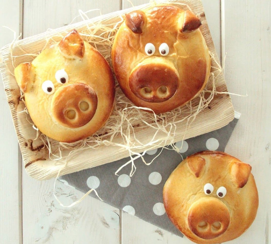 Marzipanschwein (Áo, Đức):Người Áo thường uống một ly rượu vang đỏ với quế, ăn thịt lợn sữa vào bữa tối đêm giao thừa. Họ còn trang trí bàn ăn với ngập tràn những chiếc bánh Marzipanschwein nhỏ nhắn mang hình thù những chú lợn xinh xắn. Chiếc bánh được làm từ hạnh nhân hoặc chocolate với nhiều kích cỡ khác nhau. Người dân nơi đây thường dùng để làm quà tặng vào năm mới. Ngoài ra, Đức, đất nước láng giềng ngay cạnh Áo cũng sử dụng món ăn này như một nét truyền thống trong dịp Tết. Ảnh: Pinterest. 10 mon an truyen thong noi tieng the gioi vao dip Tet hinh anh 5