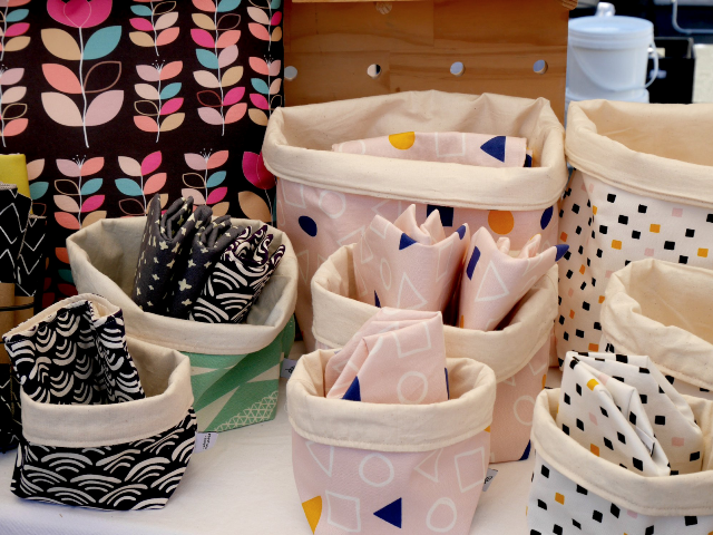 Những món đồ xinh xắn được bày bán tại hội chợ Monty. Những món đồ xinh xắn được bày bán tại hội chợ Monty.