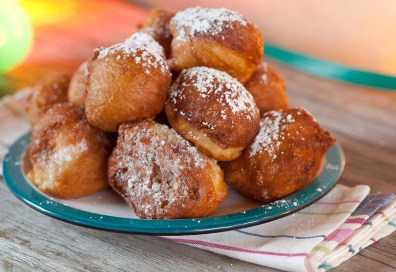 Oliebollen (Hà Lan):Ở Hà Lan, những chiếc bánh tròn tròn nóng hổi thường được bày bán bằng xe đẩy trên khắp đường phố vào đêm giao thừa. Khá giống món bánh rán Việt Nam, Oliebollenđược làm từ hỗn hợp bột mì, nho khô, sau khi nặn thành những hình tròn nhỏ nhắn, người dân ở dây sẽ thả vào nồi chiên vàng rồi phủ một lớp bột đường bên ngoài. Ảnh:Heavenly Holland. 10 mon an truyen thong noi tieng the gioi vao dip Tet hinh anh 4